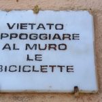 PICCOLE TARGHE E VECCHIE ABITUDINI