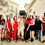 SI’, “A basciu lu Salentu nui bruciamu cu llu reggae”. E ADESSO STRIUNIZZO, ANCH’EGLI MORSO DALLA TARANTA “de lu Ragga rranciatu”, RINNOVA E RILANCIA LA TRADIZIONE CON “Mave pizzecatu” – video (BELLA LOCATION E NOTE SUGGESTIVE)