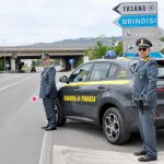 ARRESTATA UNA COPPIA DI CONIUGI DI FASANO: FERMATI PER UN CONTROLLO, AVEVANO NELL’AUTO OTTO CHILI DI DROGA