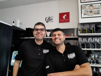 FELICITA’ E’ MANGIARE UN PANINO, UN CAPPUCCINO, INSIEME IN UN BAR. A leccecronaca.it ANDREA E MATTEO MICCOLI RACCONTANO IL SEGRETO DI “Miscelarte”, IL LOCALE CHE A LECCE RENDE IMMEDIATAMENTE FELICI CHI VI ENTRA