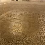 IL MOSAICO DI PIAZZA UMBERTO I A VEGLIE ‘SEGNATO’ DAGLI PNEUMATICI DELLE AUTO