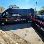 ALLARME NEL CORTILE DI UNA SCUOLA A GALLIPOLI: SCOPERTO UN ORDIGNO, INTERVENGONO GLI ARTIFICIERI