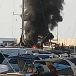 FIAMME SU UNA BARCA NEL PORTO DI OTRANTO: PANICO MA NESSUN FERITO