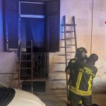 FIAMME IN UN APPARTAMENTO A LECCE, DONNA INTRAPPOLATA TRATTA IN SALVO