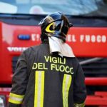 INCENDIO IN PERIFERIA, IL FUMO AVVOLGE CASE E ATTIVITÀ: PAURA A LECCE CITTA’