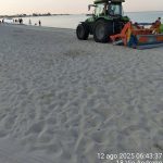 IL CASO / A TORRE LAPILLO LA PULIZIA DELLA SPIAGGIA FATTA COL TRATTORE DISTRUGGE I NIDI DEI FRATINI. LA DENUNCIA DI VALENTINA MARTINA: “Se non conoscete l’ambiente, fate solo danni”