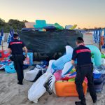 SPIAGGE LIBERATE A FERRAGOSTO: RIMOSSI OMBRELLONI – SEGNAPPOSTO E SEQUESTRATI ARTICOLI ABUSIVI