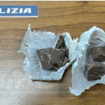 FORZA IL POSTO DI BLOCCO E SPERONA L’AUTO DELLA POLIZIA, ARRESTATO