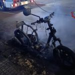LECCE, FIAMME NELLA NOTTE: SCOOTER INCENERITO E DUE AUTO DANNEGGIATE, DENUNCIATO GIOVANE IMMIGRATO