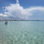 DONNA 54ENNE MUORE IN SPIAGGIA A PORTO CESAREO: FATTA RIENTRARE A RIVA DAI BAGNANTI, INUTILI I SOCCORSI