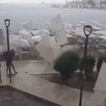 PORTO CESAREO, FORTI RAFFICHE DEVASTANO LIDO: PANICO TRA I BAGNANTI, VOLANO OMBRELLONI E LETTINI