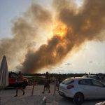 INCENDIO A SPIAGGIABELLA, BAGNANTI COSTRETTI ALLA FUGA PER LE FIAMME