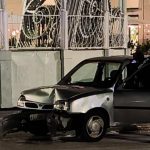 LECCE, APPENA SCARCERATO GUIDA UBRIACO SENZA PATENTE E FINISCE CONTRO UN PALETTO IN CENTRO