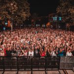 LE VIBRAZIONI CATTIVE DI FRANCESCO SARCINA, CHE INSERISCE NEL SUO CONCERTO DI TRINITAPOLI UN COLORITO INSULTO A MATTEO SALVINI