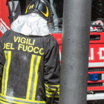 FIAMME IN UN TERRENO A MAGLIANO: ANZIANO DENUNCIATO DOPO INCENDIO