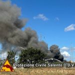 INCENDIO IN UN’AZIENDA DI LECCE, DENSA E MINACCIOSA COLONNA DI FUMO