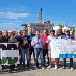 I LAVORATORI DI TARANTO SI MOBILITANO, BLOCCANO IL PORTO E SFILANO A GROTTAGLIE DAVANTI LA ‘LEONARDO’