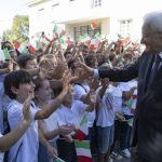 SERGIO MATTARELLA CITA MARTIN LUTHER KING E RILANCIA LA NON VIOLENZA SPIEGANDO CHE COSA SIA AI BAMBINI