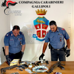 COPERTINO, BLITZ ANTIDROGA: IN CASA DROGA, ARMI E UN KALASHNIKOV