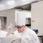 INIZIATIVA DELL’ASSOCIAZIONE CODICI: UNA DIMOSTRAZIONE PRATICA DI COME SI POSSANO ADOTTARE SCELTE CONSAPEVOLI IN CUCINA. LO CHEF VINCENZO DI PILATO A LOCOROTONDO DOMENICA 21
