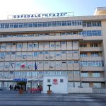 VENTENNE PICCHIATO ALL’ALBA NEL CUORE DI LECCE: PORTATO IN OSPEDALE, INDAGANO I CARABINIERI