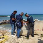 CASALABATE, SIGILLI A DEPOSITO DI BARCHE E PONTILE NON AUTORIZZATO