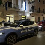 NARDO’, AGGREDISCE IL PADRE E LANCIA PIETRE CONTRO I POLIZIOTTI: ARRESTATO