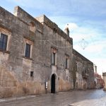 RAID NOTTURNO A TIGGIANO, POSTAMAT E ARREDI URBANI DEVASTATI