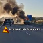 FURGONE AVVOLTO DALLE FIAMME SULLA LECCE – MAGLIE: TRAFFICO BLOCCATO