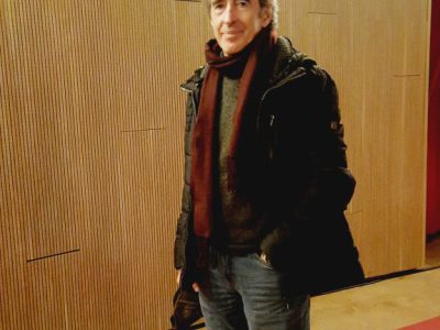 ARLECCHINO SERVITOR DI DUE PADRONI?  NELLA VEDOVA SCALTRA DI GOLDONI, ENRICO BONAVERA HA DAVVERO ESAGERATO: NE HA SERVITI BEN CINQUE!