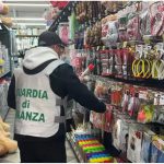 LECCE, SEQUESTRATI  40.000 ARTICOLI RITENUTI CONTRAFFATTI O INSICURI