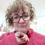 SENZA TRUCCO E SENZA CONFINI: L’ERESIA DELLA VERITÀ DI MAEVEE SANDONATI. INTERVISTA CON LA SCRITTRICE E ALCUNE RIFLESSIONI