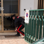 GUAGNANO, DETENUTO AI DOMICILIARI SI BARRICA IN CASA CON BOMBOLE DI GAS: I CARABINIERI EVITANO LA TRAGEDIA