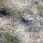 L’ASCIA BIPENNE E LA TESTA DEL BUE, SIMBOLI DI DEVOZIONE RELIGIOSA DEGLI UOMINI DELLA PREISTORIA. POI ISCRIZIONI NELLA LINGUA DEI MESSAPI INSIEME A TRATTI GRECI E LATINI. SONO LE MERAVIGLIE DELLA GROTTA DELLA POESIA