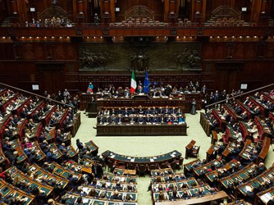 IL PARLAMENTO DELLE PROPOSTE. PERCHE’ IN ITALIA OGNI ANNO NASCONO ANCHE LE LEGGI PIU’ CURIOSE E COSA CI DICONO SULLE PRIORITA’ DELLA POLITICA