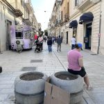 L’APPROFONDIMENTO / FOCUS SUL LIBRO DI ELENA GRANATA, SULL’ ASSERVIMENTO DELLE CITTA’ ALL’ “architettura ostile”, FRA PANCHINE DISMESSE E VERDE PUBBLICO SACRIFICATO. E A LECCE, A QUALCUNO FISCHIANO LE ORECCHIE?