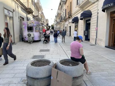 L’APPROFONDIMENTO / FOCUS SUL LIBRO DI ELENA GRANATA, SULL’ ASSERVIMENTO DELLE CITTA’ ALL’ “architettura ostile”, FRA PANCHINE DISMESSE E VERDE PUBBLICO SACRIFICATO. E A LECCE, A QUALCUNO FISCHIANO LE ORECCHIE?