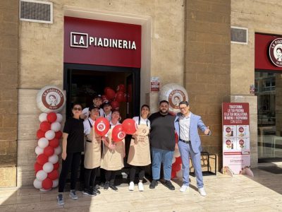 RESOCONTO DELLA PRESENTAZIONE A LECCE DEL NUOVO LOCALE ‘LA PIADINERIA’ IN PIAZZA SANT’ORONZO. OGGI SABATO 11 L’APERTURA AL PUBBLICO CON UNA VERA E PROPRIA SERATA – EVENTO