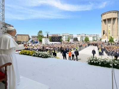 LEONE XIV AD ACERRA CITA LA LEZIONE DI PAPA FRANCESCO, RINGRAZIA LE ASSOCIAZIONI AMBIENTALISTE E INDICA A TUTTI LA NUOVA VIA DA SEGUIRE: “Quanti veleni sono venuti da un modello di crescita che ci ha lasciati più malati e più poveri”