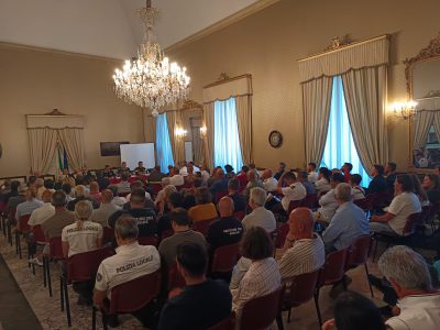 L’EMERGENZA INCENDI AFFRONTATA IN PREFETTURA: INDIVIDUATO IL RESPONSABILE DI CASARANO, INDAGINI AVANZATE PER QUELLO DI UGENTO. QUARANTOTTO VIGILI IN PIU’, AUSILIO DEI VOLONTARI PER LA PREVENZIONE