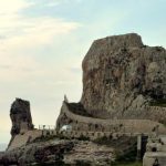 DAL MARE DI NOTTE DELLA MONTAGNA SPACCATA, AFFIORA UN CADAVERE