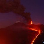 LA RIFLESSIONE / QUANDO LA TERRA RESPIRA, L’ETNA TORNA A PARLARE E L’UOMO RISCOPRE DI ESSERE UN OSPITE