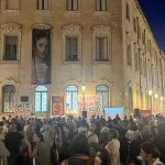 REPORTAGE DA PIAZZA SANT’ORONZO, IERI SERA GREMITA PER IL PRESIDIO CONTRO GLI INCENDI. IL SALENTO NON TACE PIU’: SUL PALCO DUE ORE E MEZZO DI INTERVENTI. EMANUELE LARINI: “sia questo l’anno zero della prevenzione”