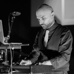 PAOLO TARSI, ARTISTA POLIEDRICO E COSMOPOLITA, E IL SUO ULTIMO DISCO, “Unnatural _ self”, MINIMALISTA, EPPURE CORPOSAMENTE STRATIFICATO